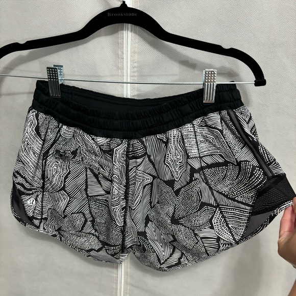 Lululemon Athletica Size 6 2.5 inch inseam - Picture 2 of 4